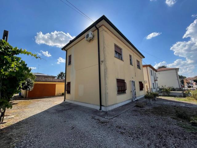 Villa Indipendente in vendita a Voghiera, Reggio Emilia
