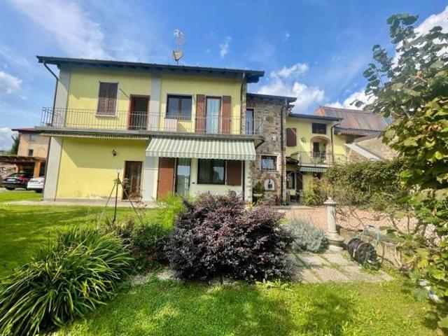 Villa Indipendente in vendita a Lozza, Lombardia