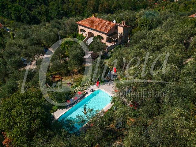 Villa Indipendente in vendita a Camaiore, Toscana
