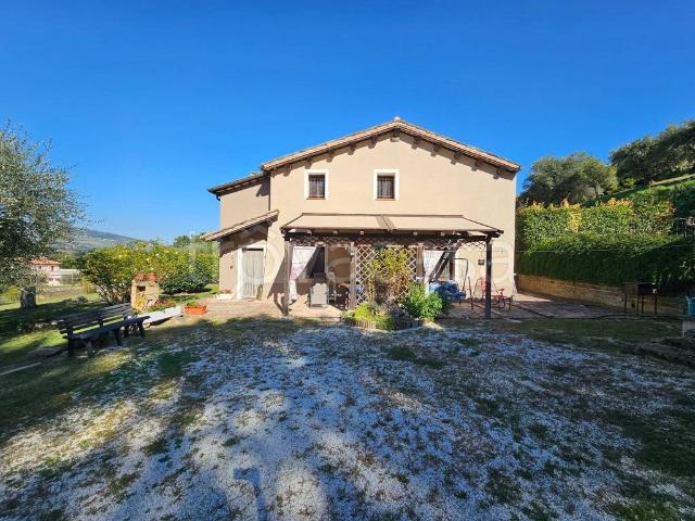 Rustico in vendita a Parolito, San Severino Marche