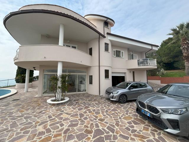 Villa Indipendente in vendita a Unione dei Comuni della Val Vibrata, Colonnella