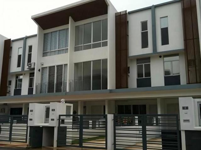 Townhouse for rent in Puchong, Majlis Bandaraya Subang Jaya