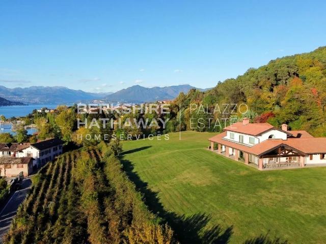 Casa in vendita a Angera, Varese