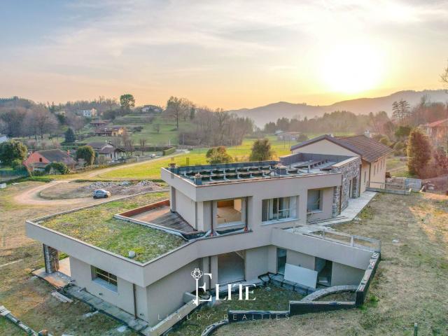 Casa in vendita a Angera, Lombardia