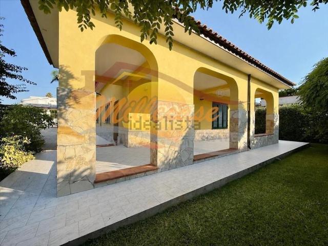Casa in vendita a Fontane Bianche, Siracusa