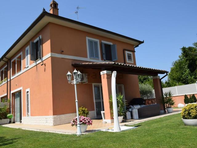 Casa in vendita a Borroni, Foligno