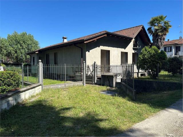 Casa in vendita a Oleggio, Novara