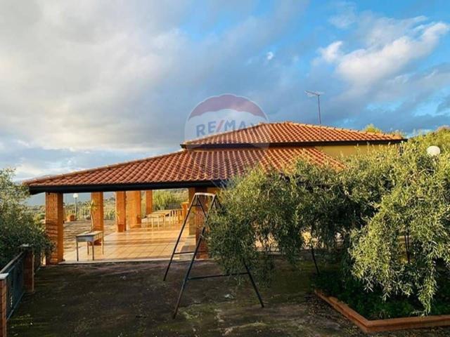 Casa in vendita a Adrano, Catania