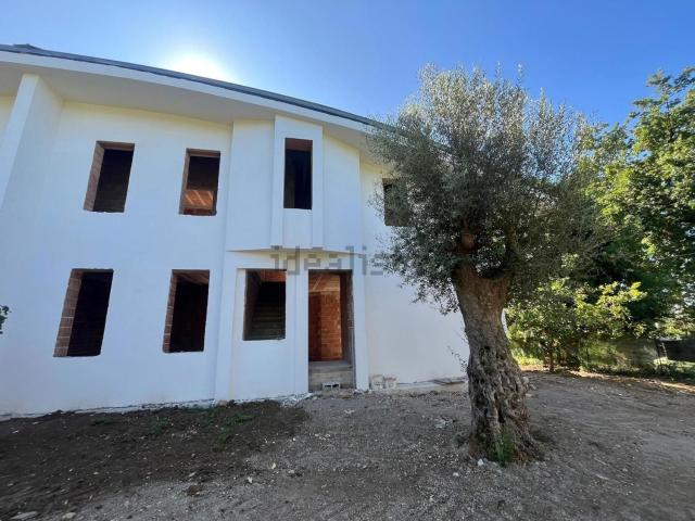 Casa in vendita a Calvi Risorta, Campania