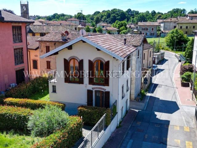 Casa in vendita a Molteno, Lombardia