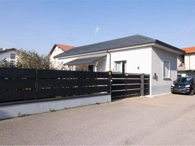 Casa in vendita a Giussano, Lombardia