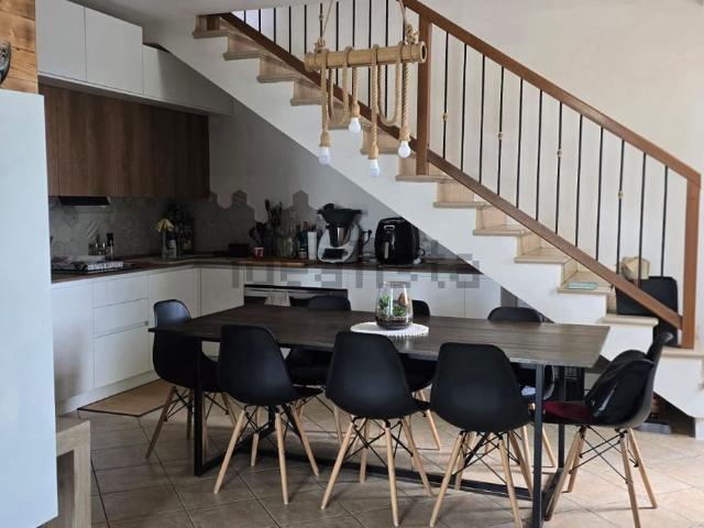 Casa in vendita a Terra di Mezzo, Re