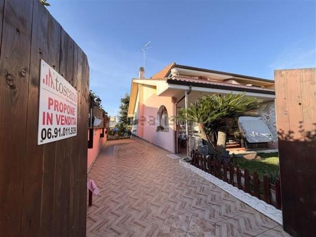 Casa in vendita a Marina di Tor San Lorenzo, Roma Capitale