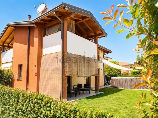 Casa in vendita a Fenegrò, Lombardia