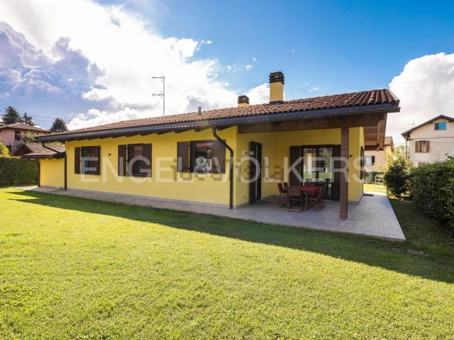 Casa in vendita a Angera, Lombardia