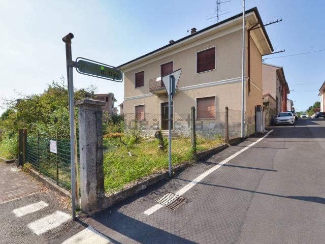Casa in vendita a Solaro, Milano