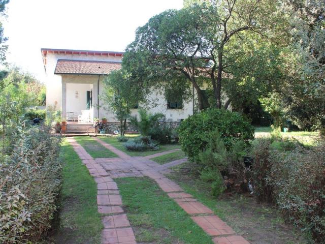 Casa in vendita a Marina di Massa, Marina Di Massa
