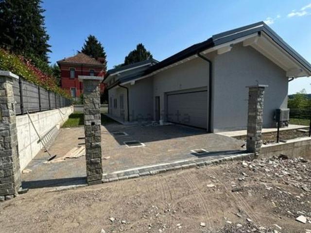 Casa in vendita a Angera, Varese