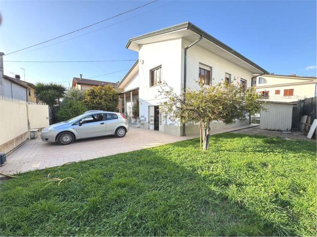 Casa in vendita a Marina di Massa, Marina Di Massa