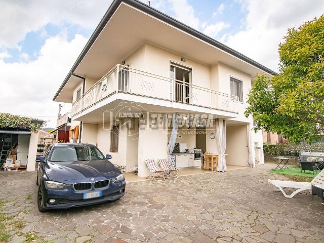 Casa in vendita a Villaggio Famiglia, Rovato