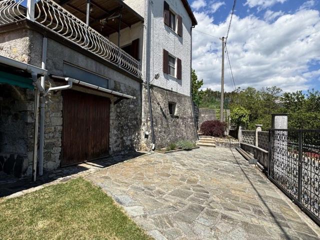 Casa in vendita a Follo, Liguria