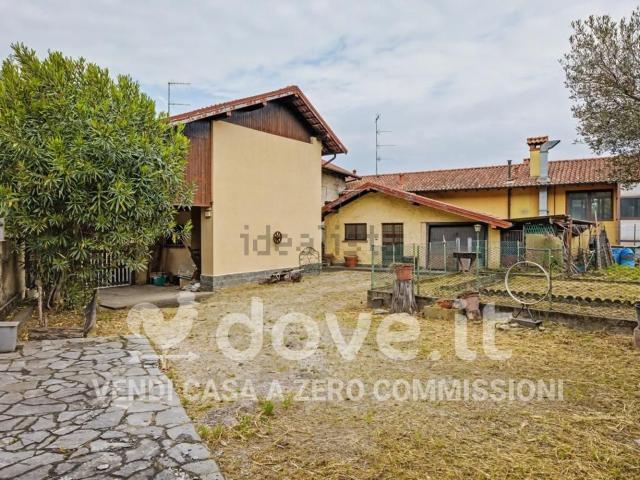 Casa in vendita a Angera, Varese