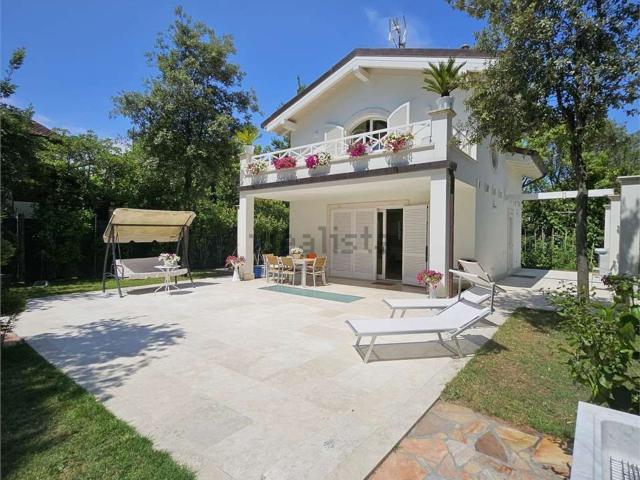 Casa in vendita a Roma Imperiale, Forte Dei Marmi