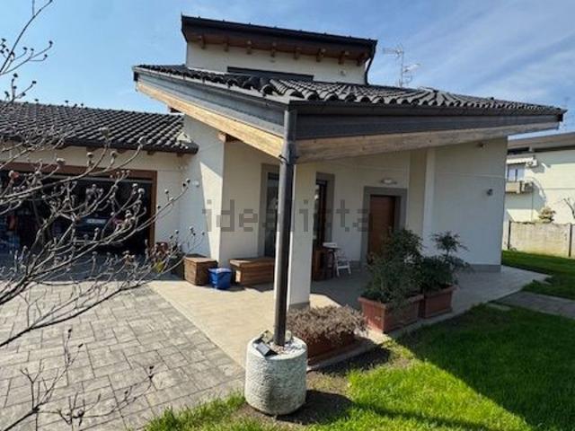 Casa in vendita a Samarate, Lombardia