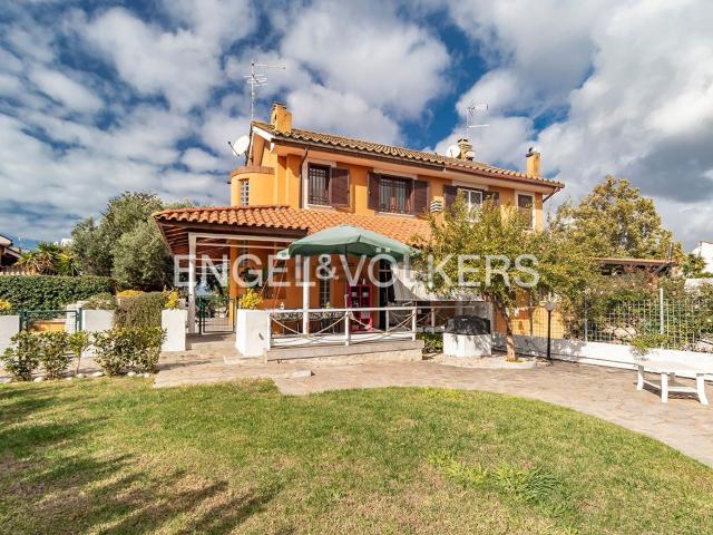 Casa in vendita a Marina di Tor San Lorenzo, Roma Capitale