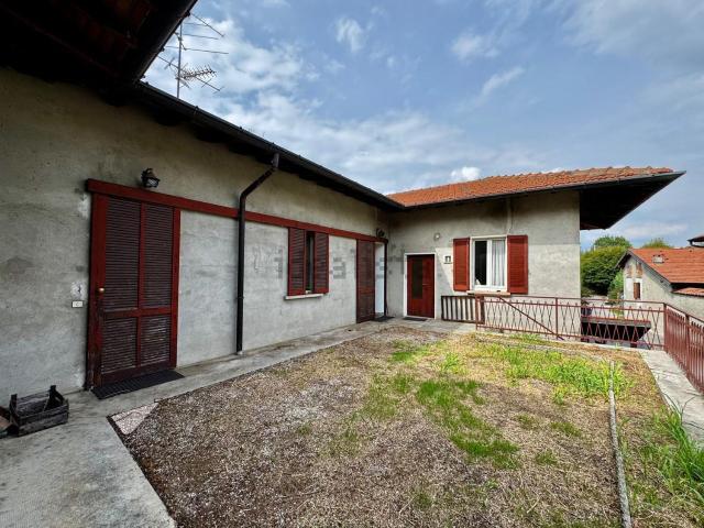 Casa in vendita a Mercallo, Varese