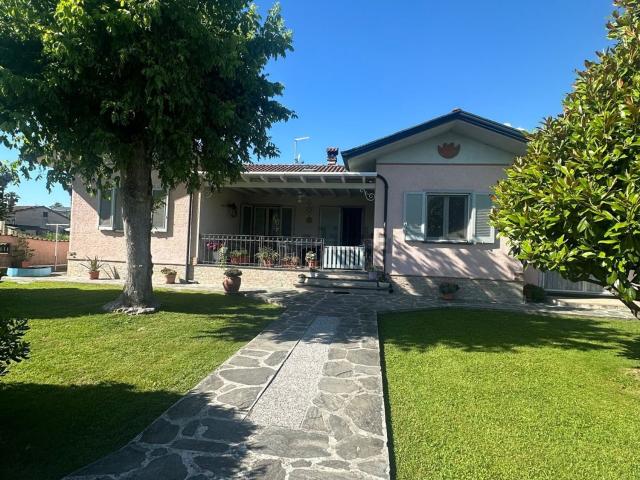 Casa in vendita a Montignoso, Toscana