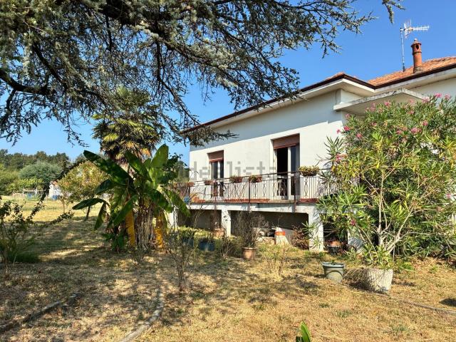 Casa in vendita a Pombia, Novara