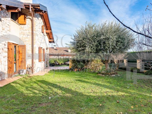 Casa in vendita a Montano Lucino, Lombardia