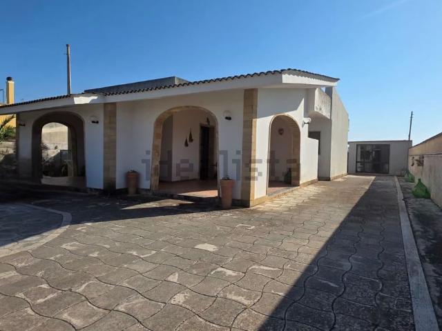 Casa in vendita a Torre Squillace, Puglia