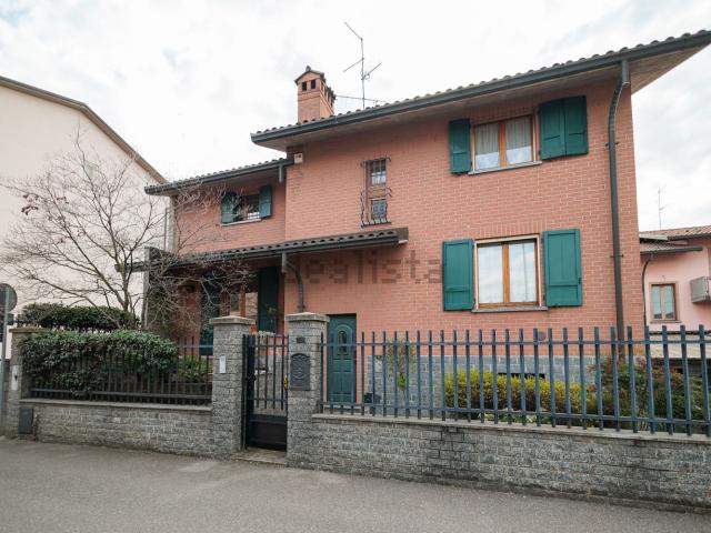 Casa in vendita a Origgio, Lombardia
