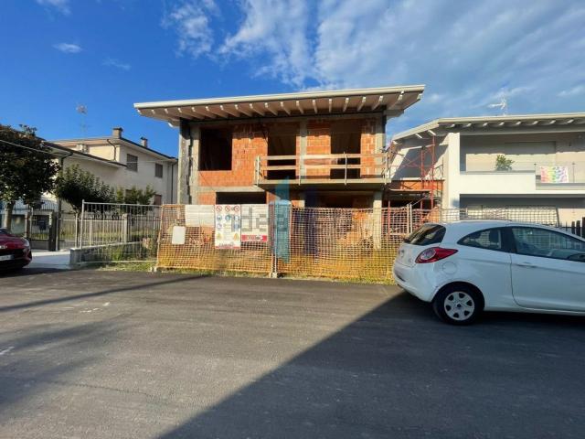 Casa in vendita a Zona Est, Brescia