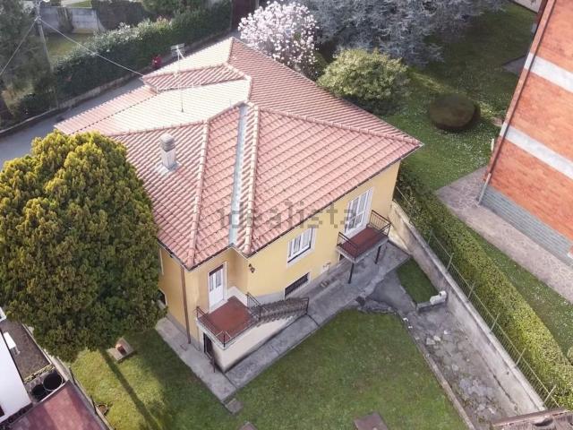 Casa in vendita a Carate Brianza, Lombardia