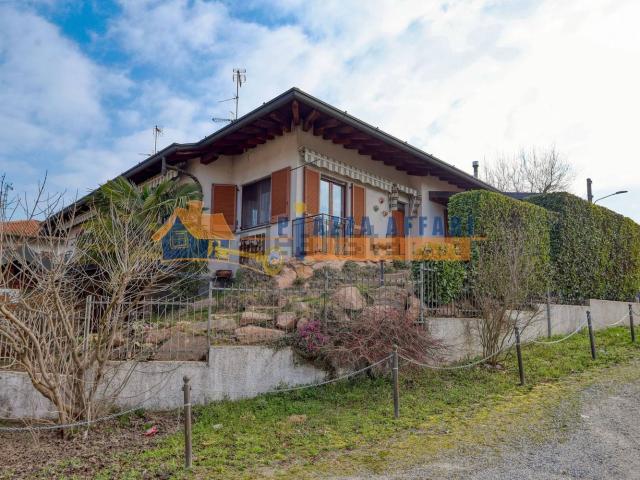 Casa in vendita a Carnago, Lombardia