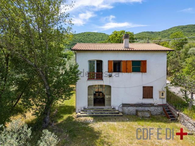 Casa in vendita a Toffia, Lazio