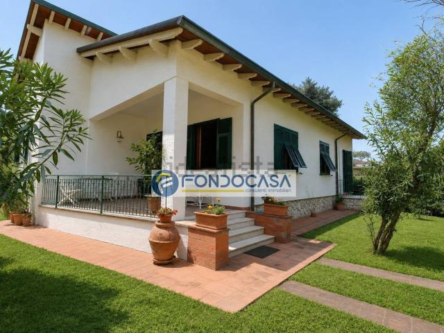Casa in vendita a Marina di Massa, Marina Di Massa