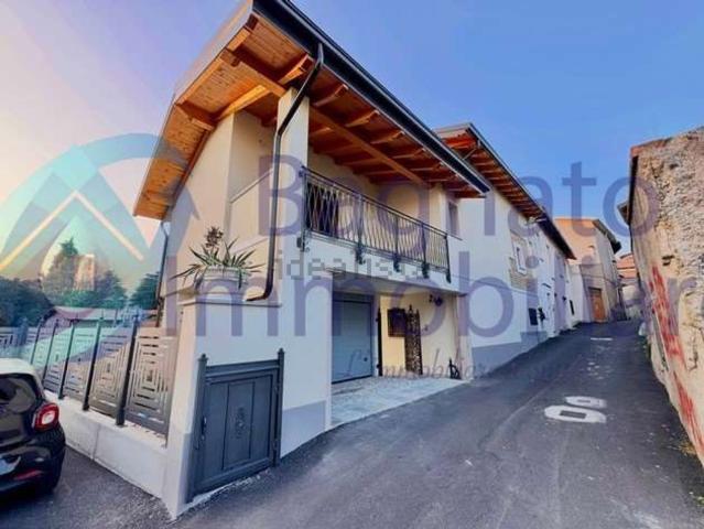 Casa in vendita a Oleggio, Novara