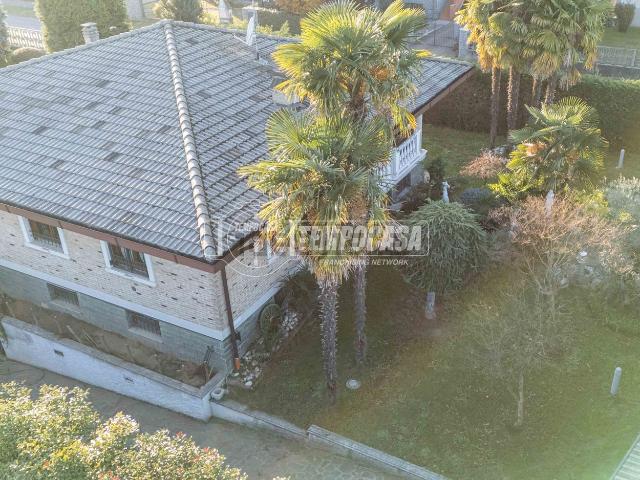 Casa in vendita a Giussano, Lombardia