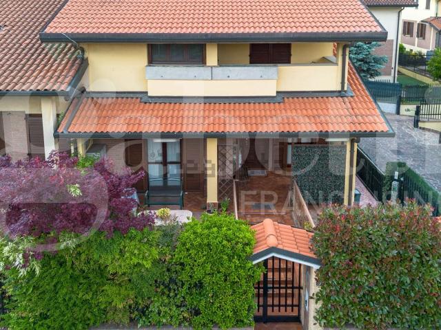 Casa in vendita a Trezzano Rosa, Lombardia
