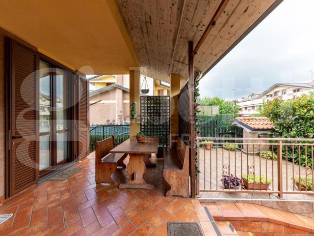 Casa in vendita a Trezzano Rosa, Lombardia