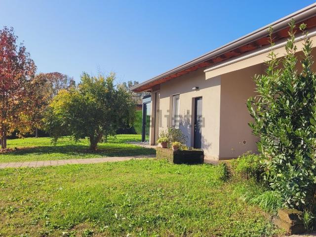 Casa in vendita a Carnago, Lombardia