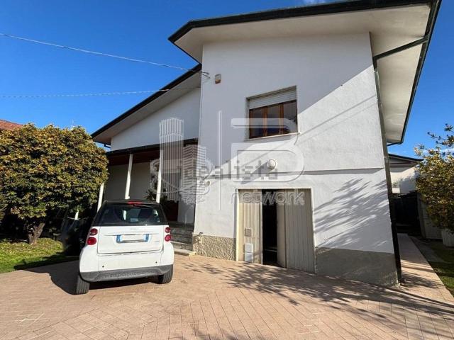 Casa in vendita a Marina di Massa, Marina Di Massa
