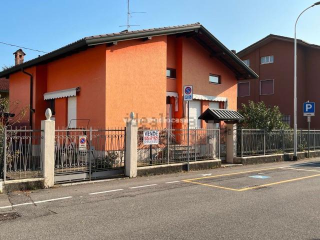 Casa in vendita a Azzano San Paolo, Lombardia