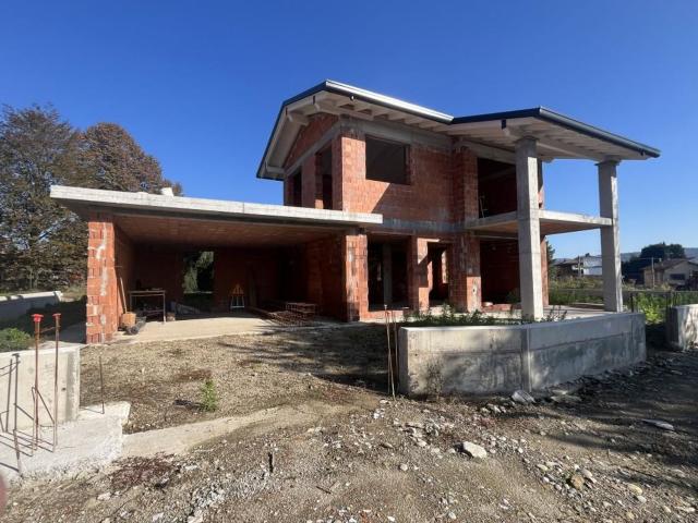 Casa in vendita a Angera, Lombardia