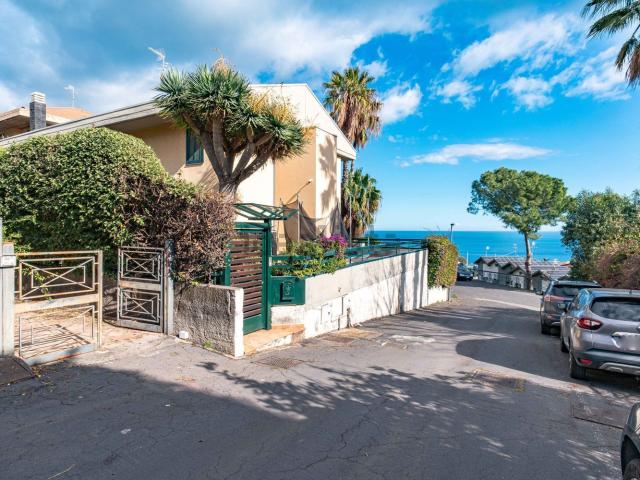 Casa in vendita a Aci Castello, Sicilia