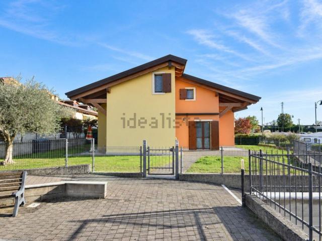 Casa in vendita a Pastrengo, Verona